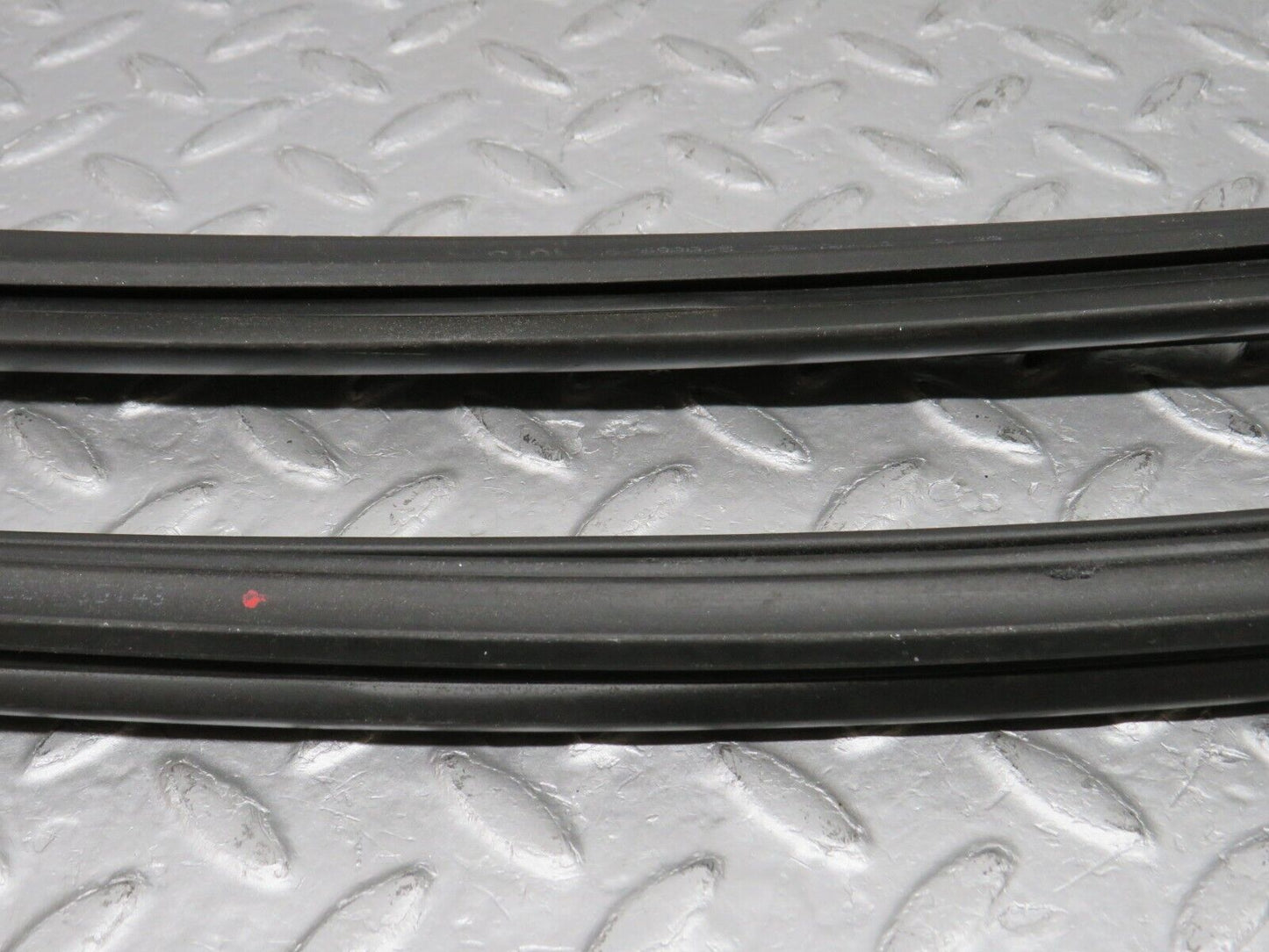 38606 Mercedes-Benz R129 280SL Coupe Front Windscreen Rubber Seal