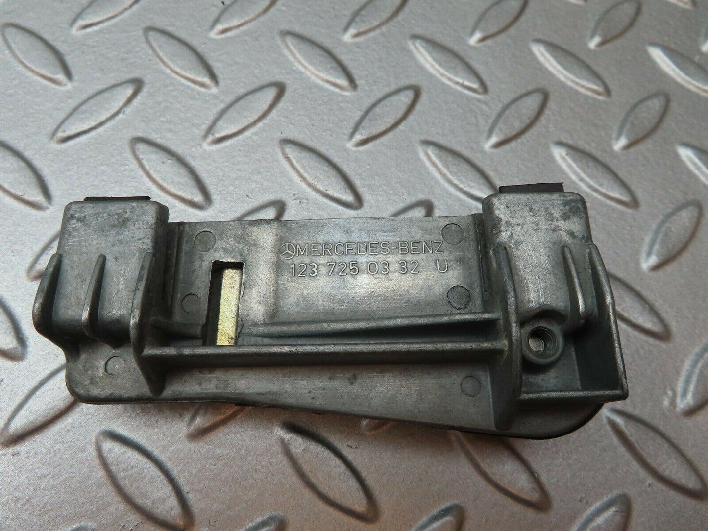 4138 Mercedes-Benz C123 280CE Fixing Clip To The Door Glass 1237250332