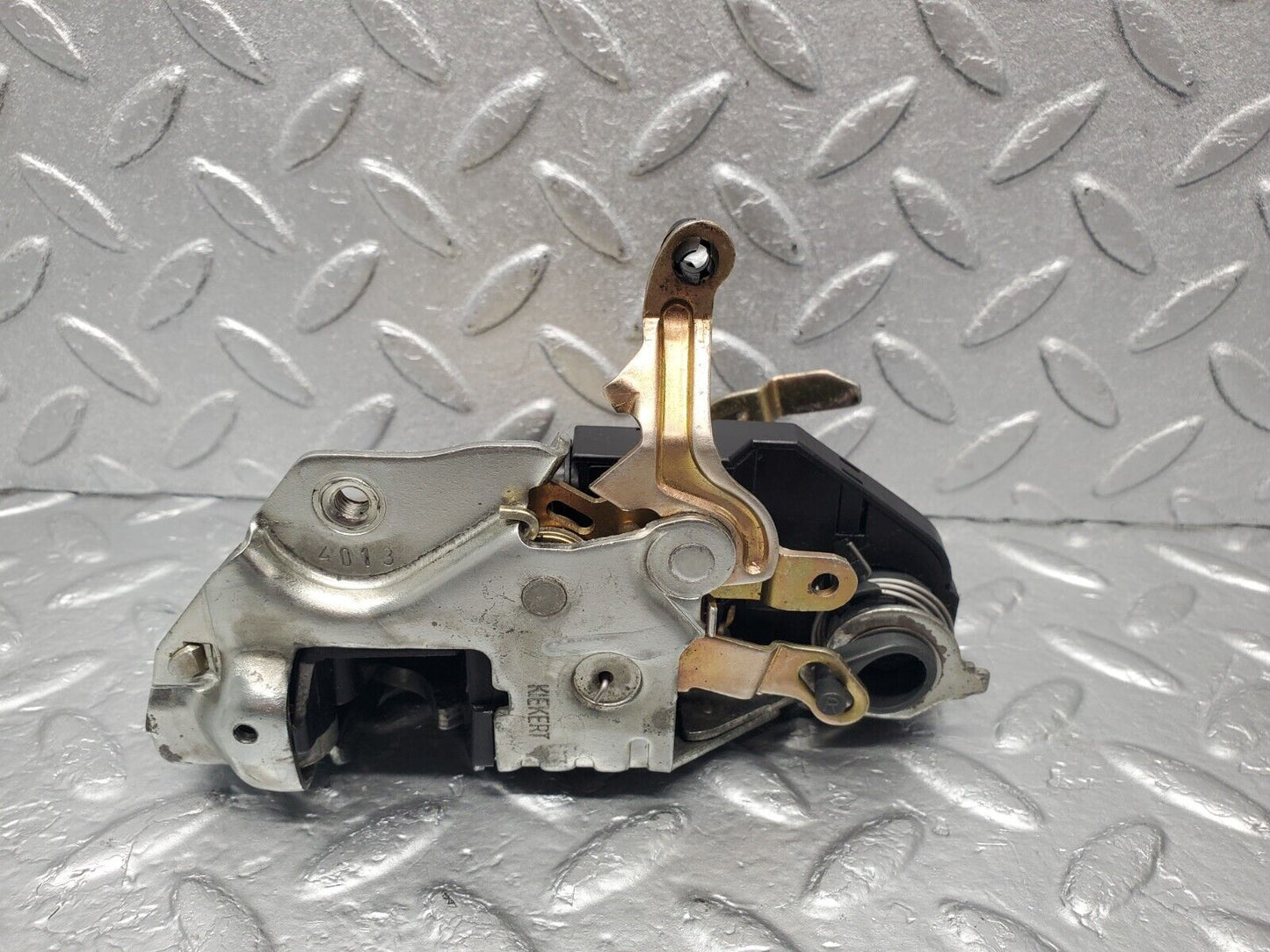 46253 Mercedes-Benz W124 280E Front Right Door Lock Mechanism