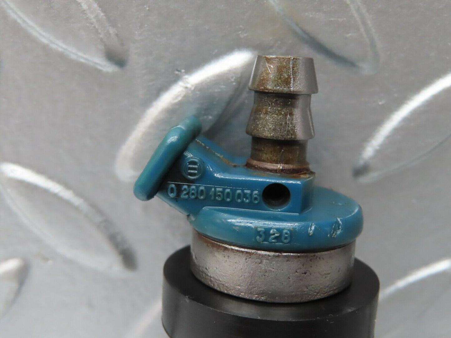 20690 Mercedes-Benz R107 450SL Fuel Injector Bosch 0280150036