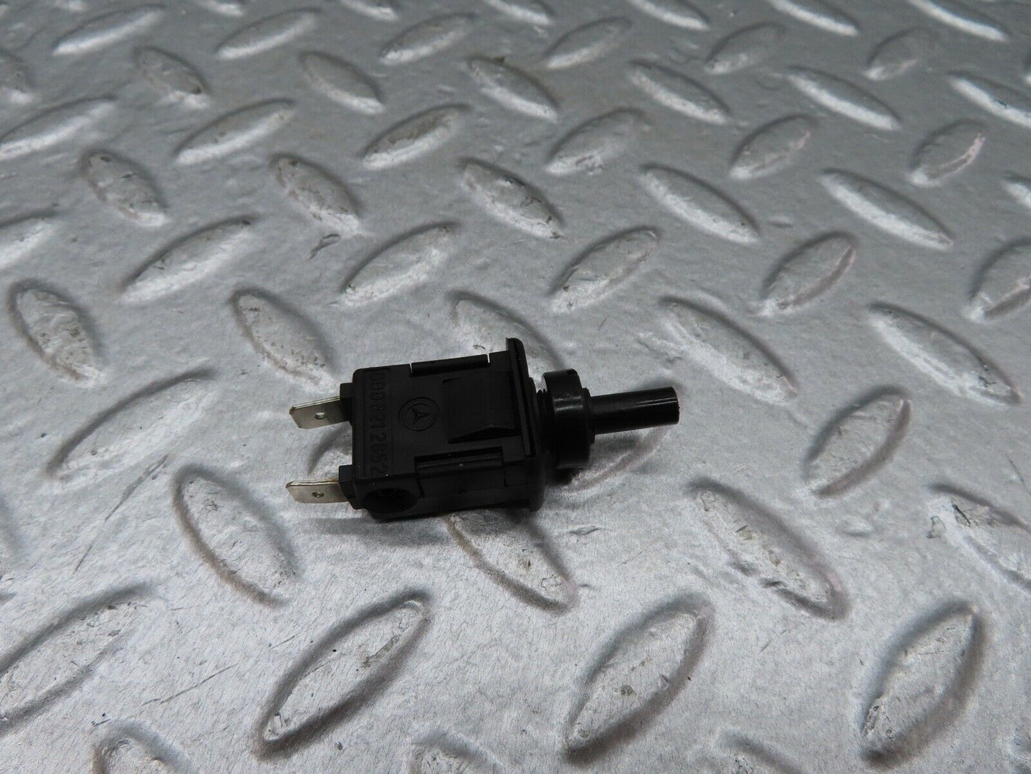18086 Mercedes-Benz W123 200 Door Contact Switch 0008212852