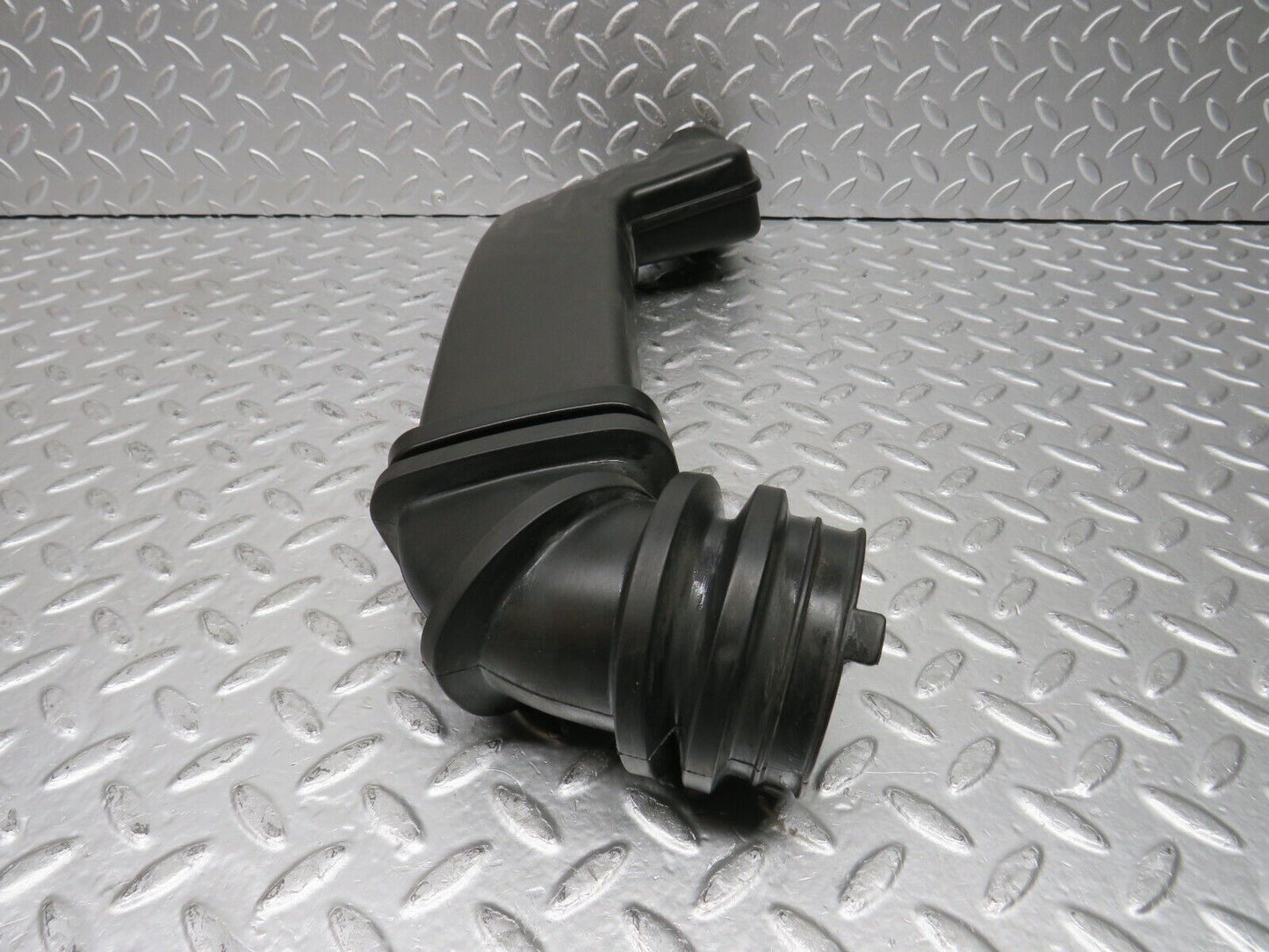 31200 Mercedes-Benz S124 220TE Wagon Air Intake Pipe 1141400012 1110940091