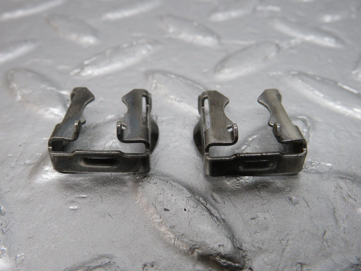 39776 Mercedes-Benz R129 320SL Coupe Fuel Injector Bracket 2x