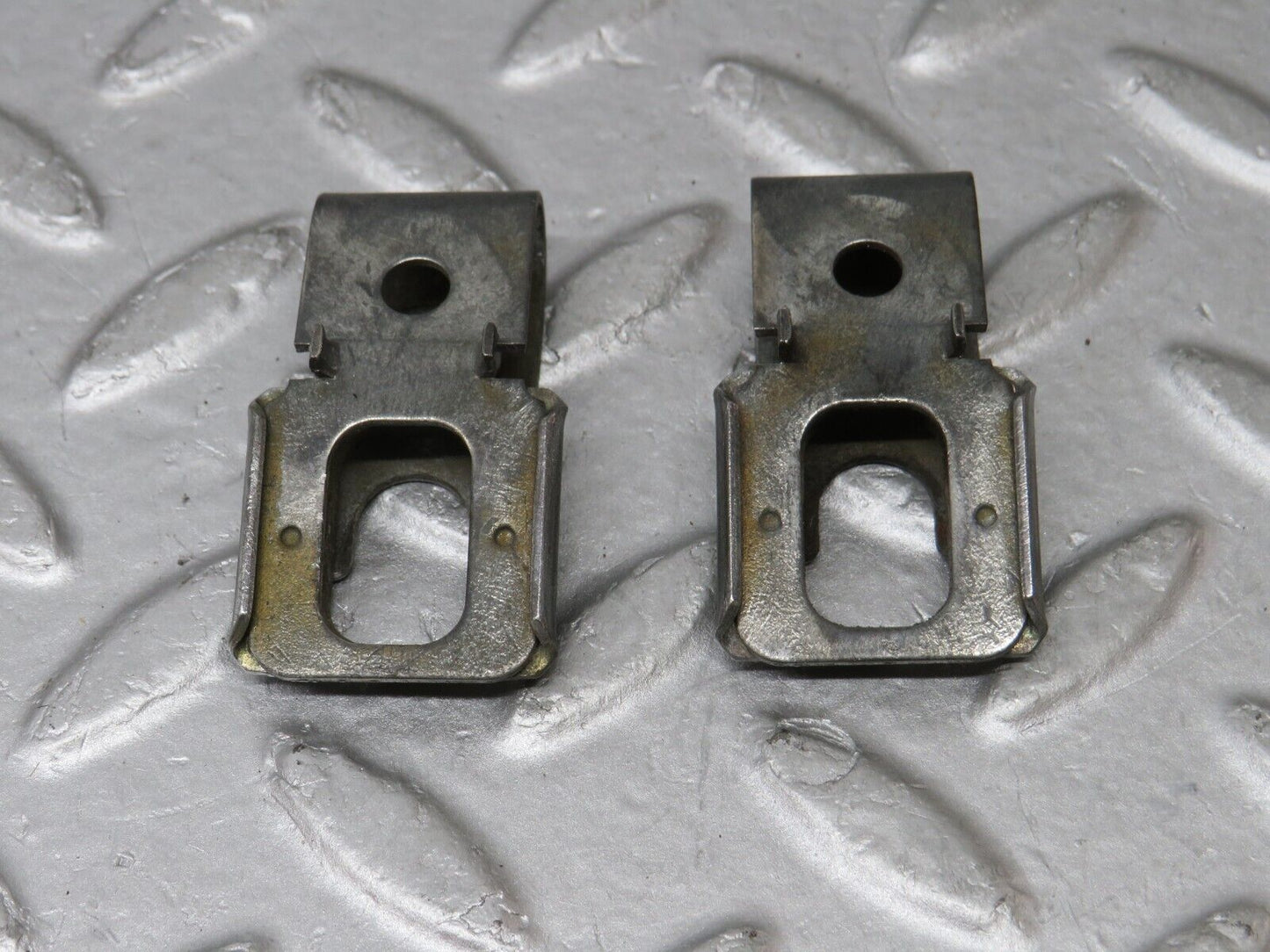 36244 Mercedes-Benz W126 420SE Fuel Injector Bracket 2x