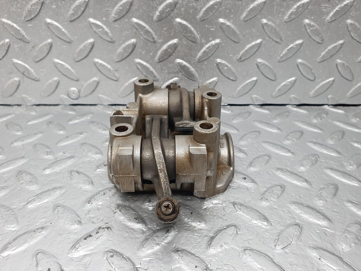 44009 Mercedes-Benz C123 230CE Rocker Arms Camshaft Bearing Block 1020512110