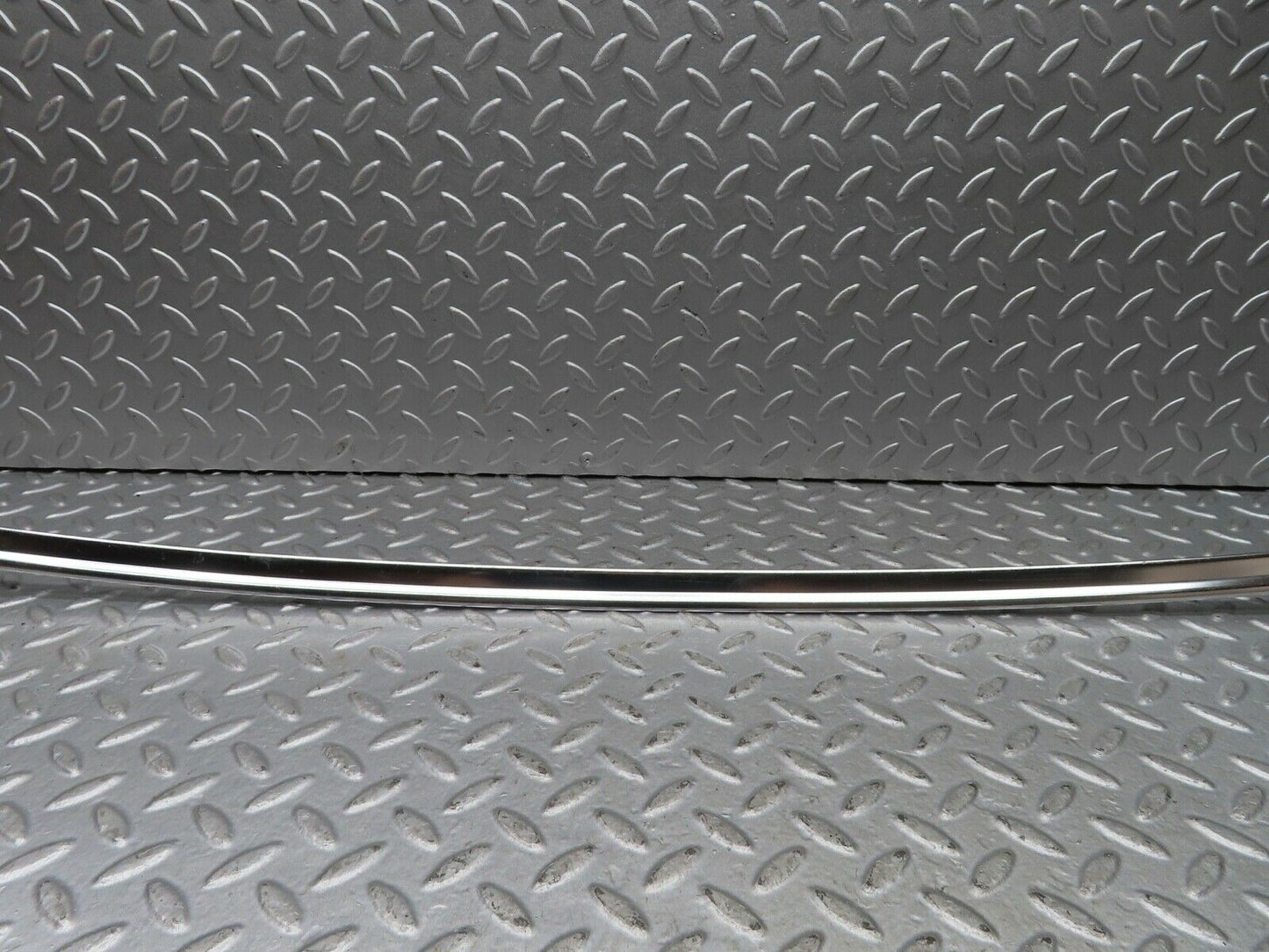 19122 Mercedes-Benz W123 300D Rear Windscreen Chrome Frame