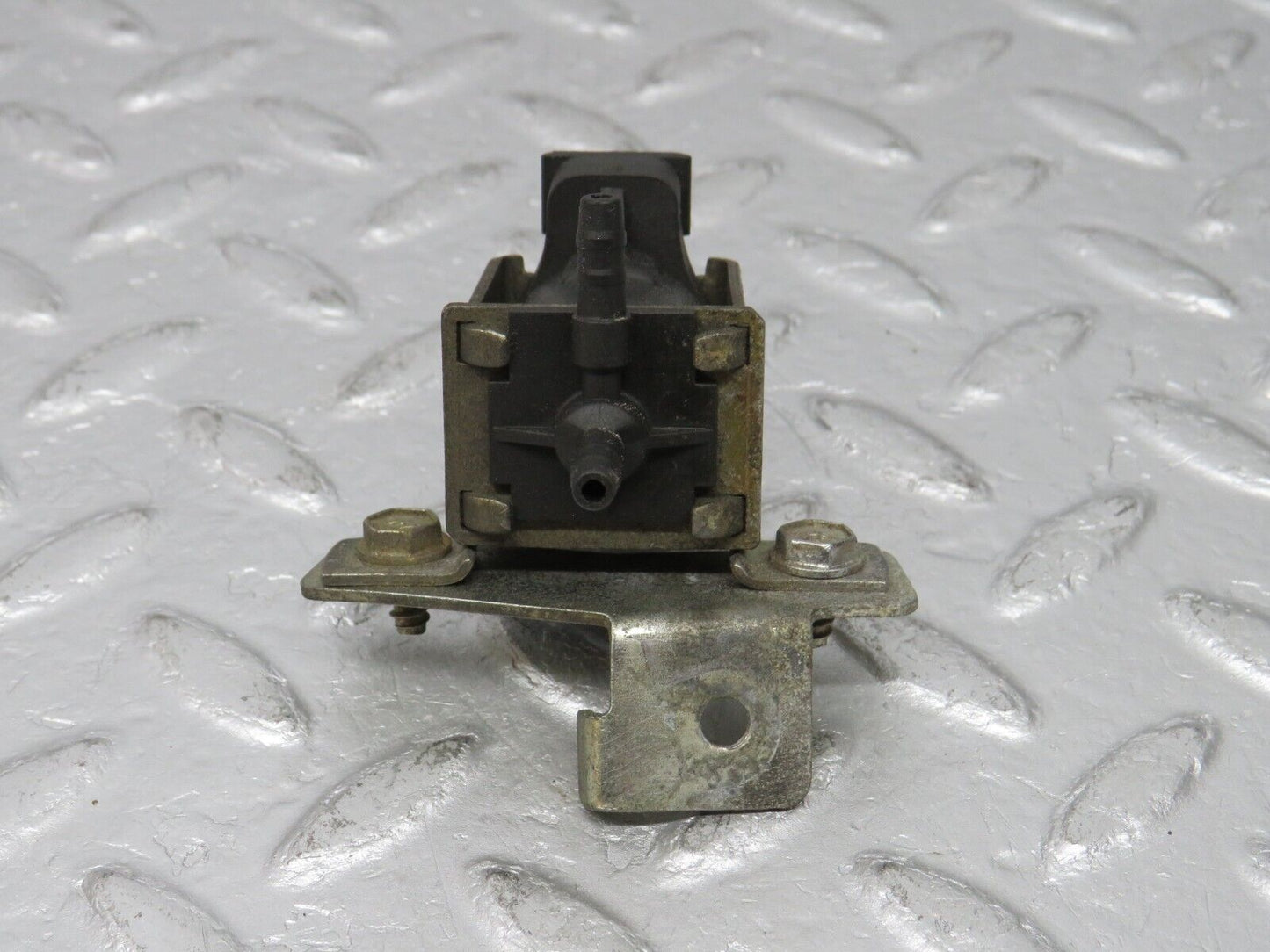 38849 Mercedes-Benz W201 190E 2.6L Vacuum Control Valve Pierburg 0015407097 7.21071.00