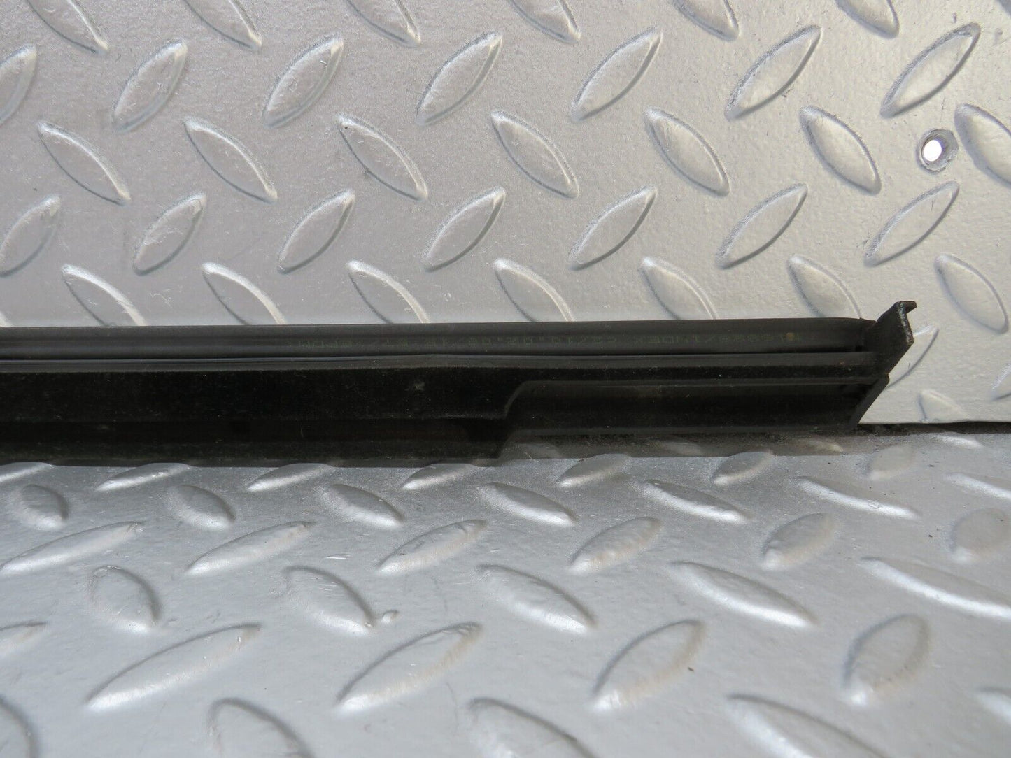 35261 Mercedes-Benz W221 Rear Right Door Window Chrome Trim