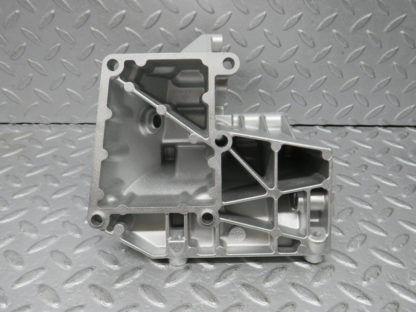 38135 Mercedes-Benz A124 320E Cabriolet Power Steering Pump Bracket 1031310935