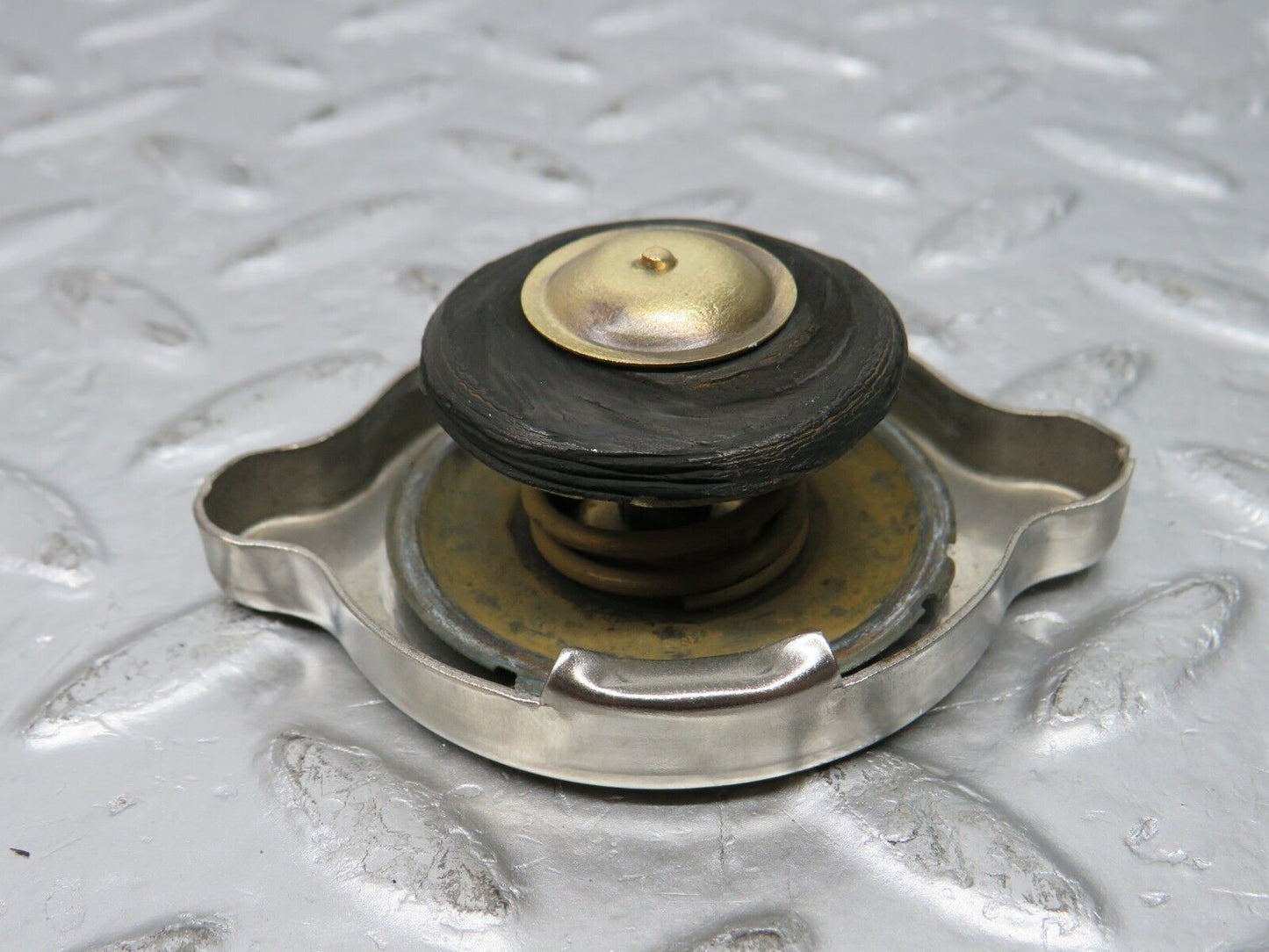 31072 Mercedes-Benz W123 200D Radiator Cap Behr 1235010015