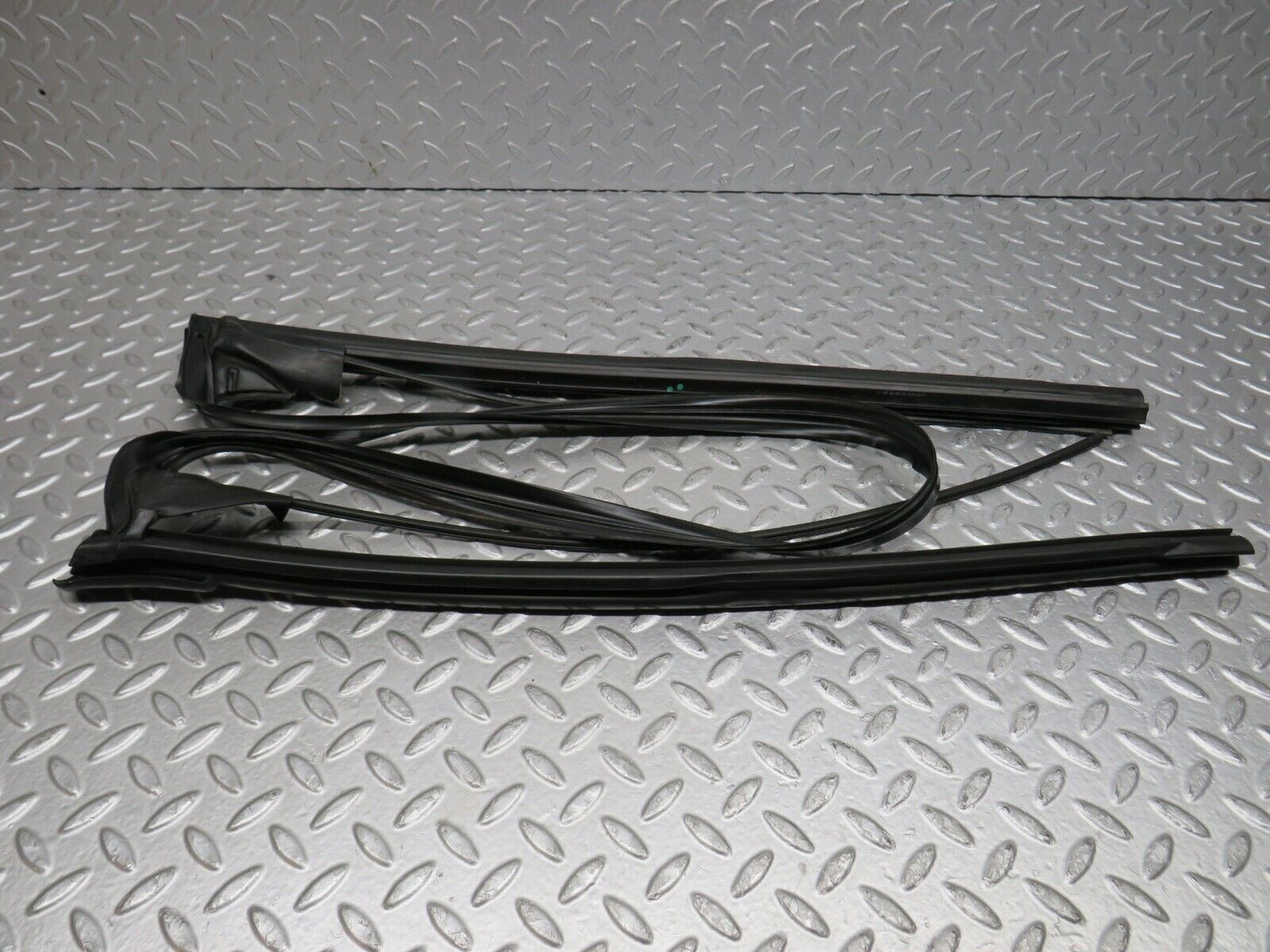 39677 Mercedes-Benz R129 320SL Coupe Front Windscreen Rubber Seal