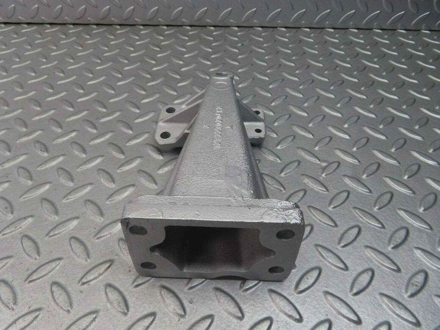 8333 Mercedes-Benz W111 Engine Mount Bracket Left Side 1272230204
