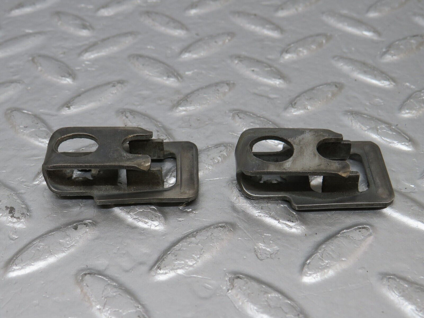 34132 Mercedes-Benz W124 260E Fuel Injector Bracket 2x