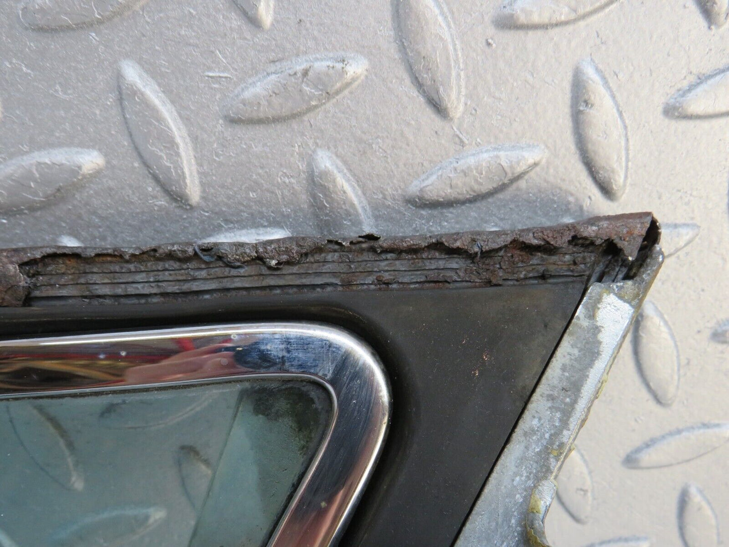 37518 Mercedes-Benz W109 300SEL Front Left Quarter Window Glass