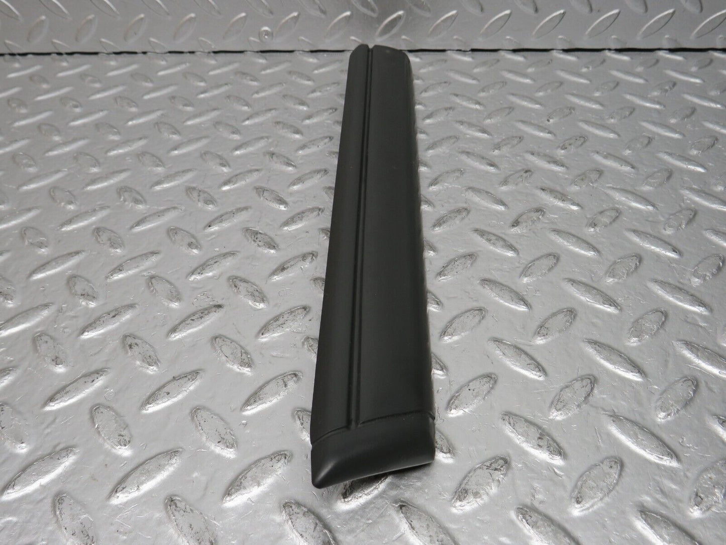 32298 Mercedes-Benz S124 300TE Wagon Front Left Fender Wing Centre Moulding Trim