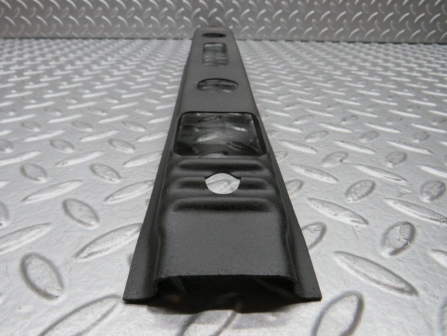 21872 Mercedes-Benz W123 Front Bumper Centre Bracket