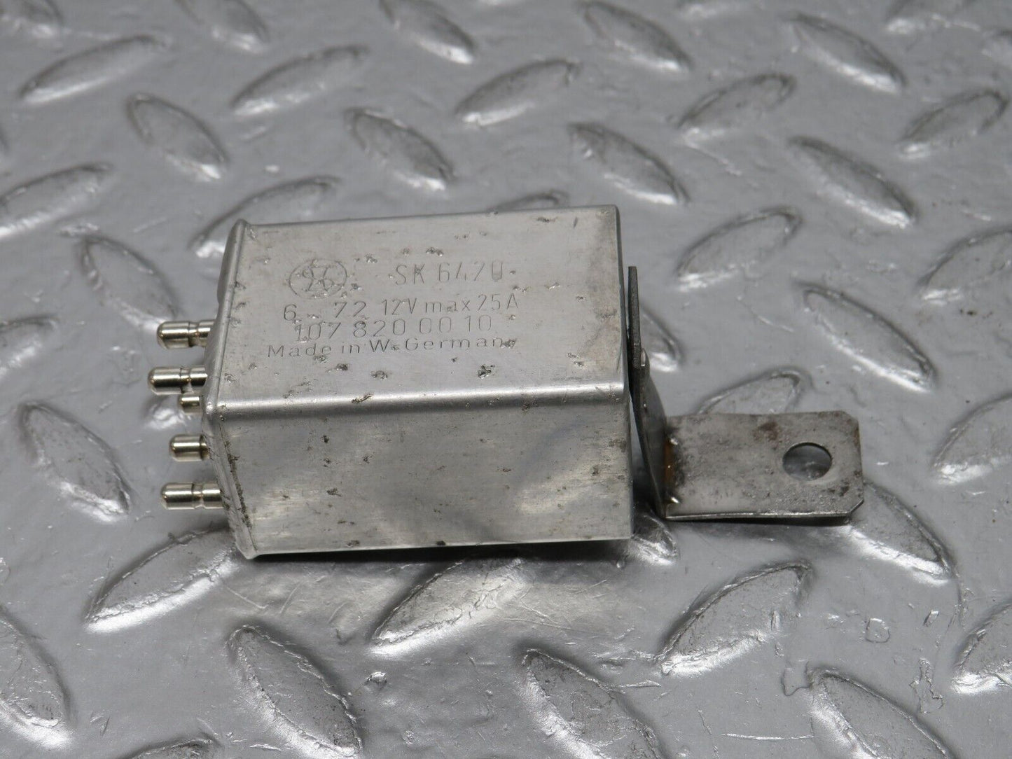 0679 Mercedes-Benz C107 350SLC Coupe Rear Heated Window Relay 1078200010