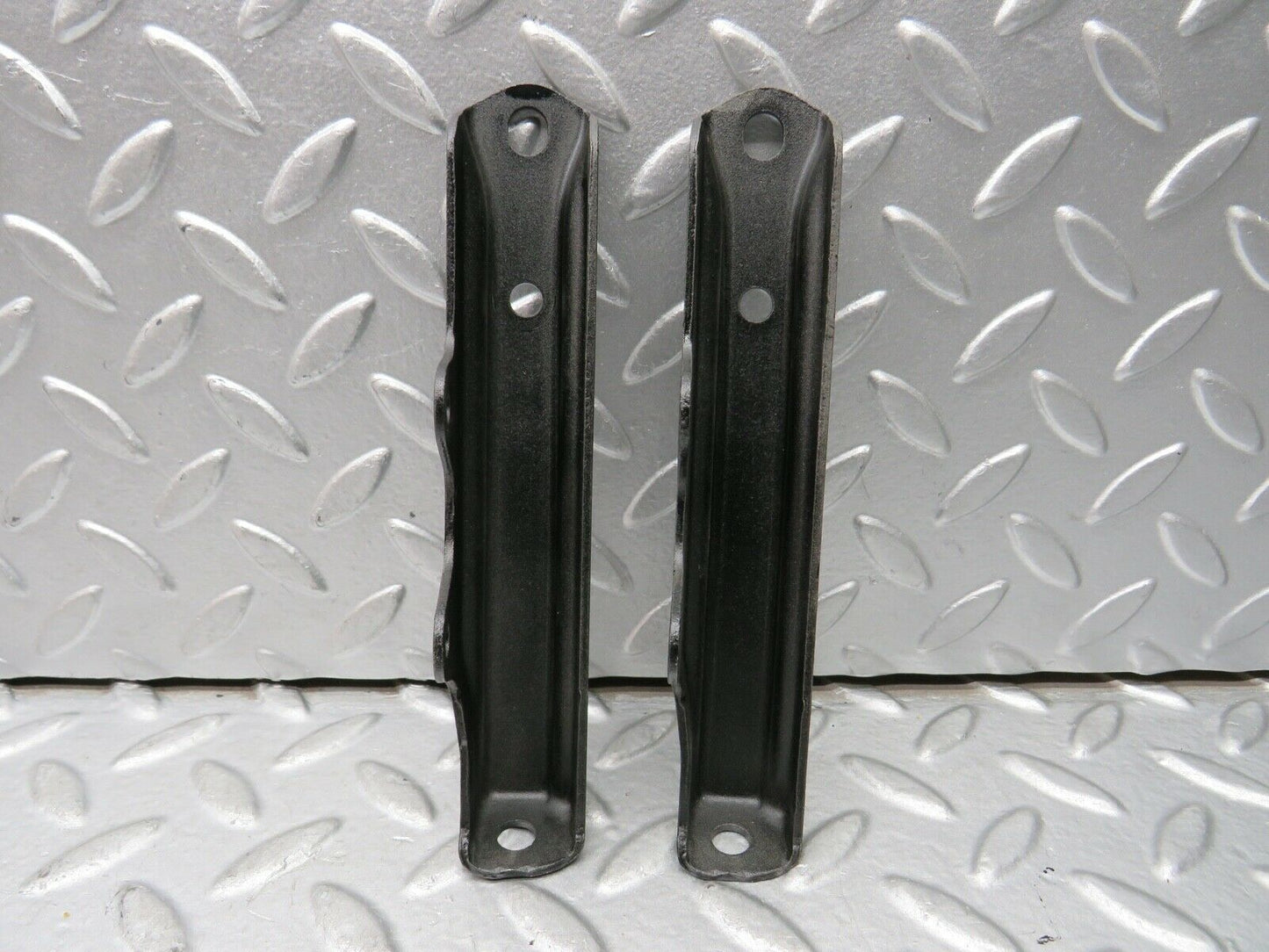 21895 Mercedes-Benz W126 300SE Air Intake Manifold Bracket