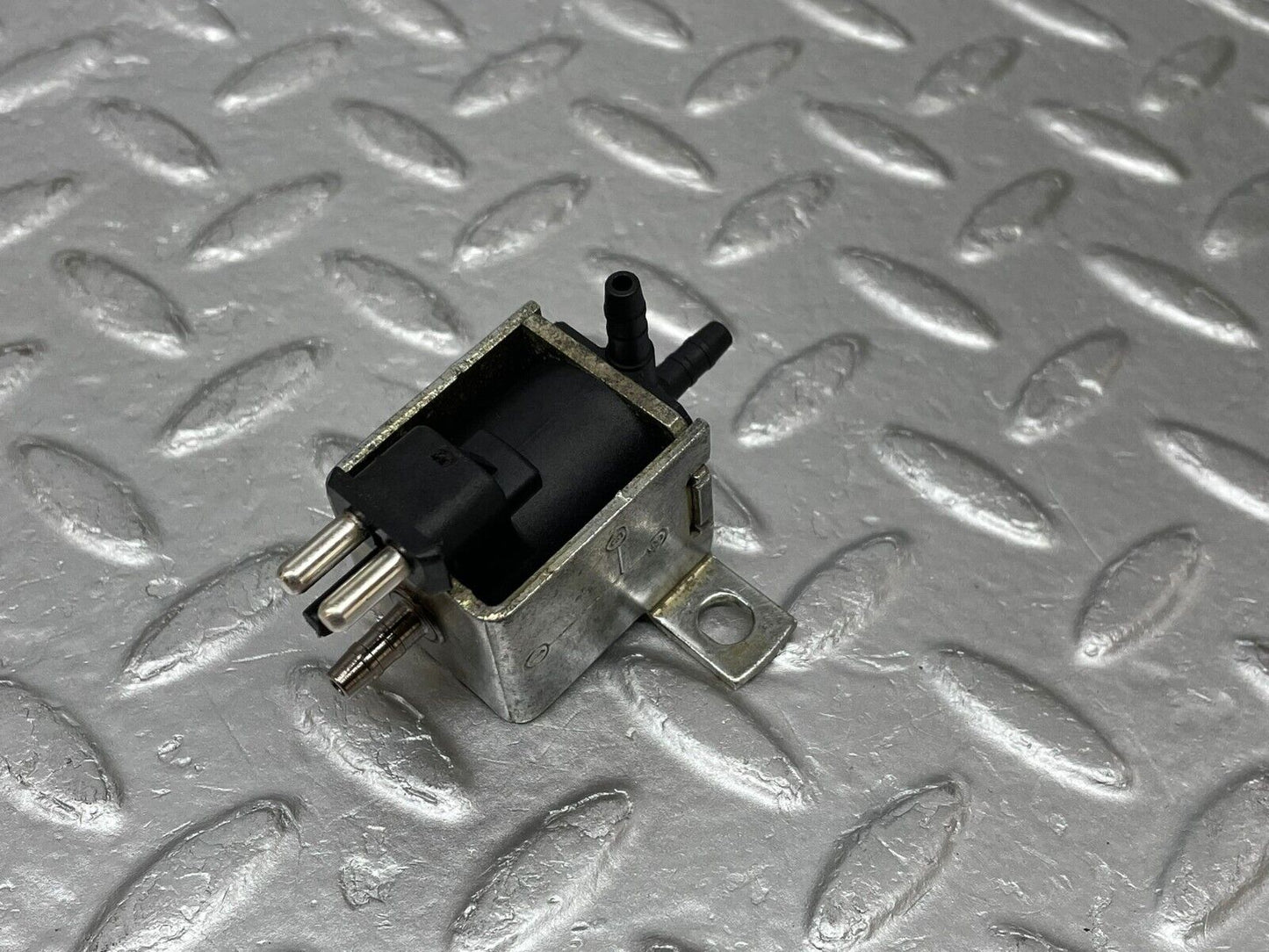 37965 Mercedes-Benz A124 320E Cabriolet Vacuum Control Valve 0015408697