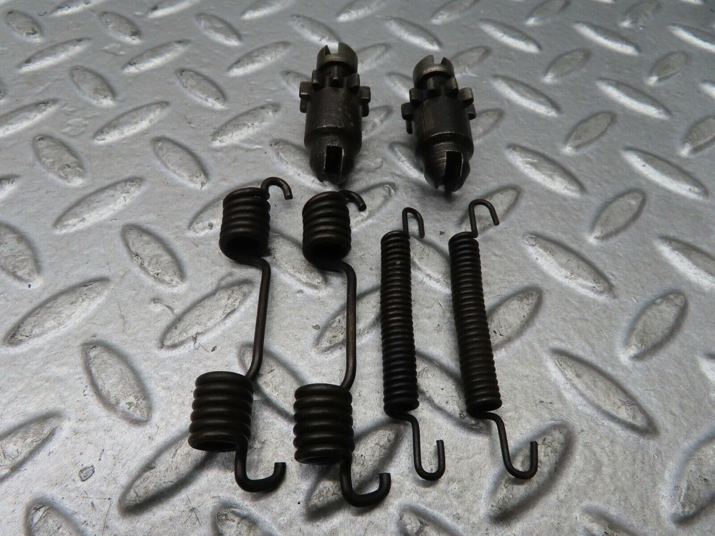 19207 Mercedes-Benz W123 300D Handbrake Shoe Fitting