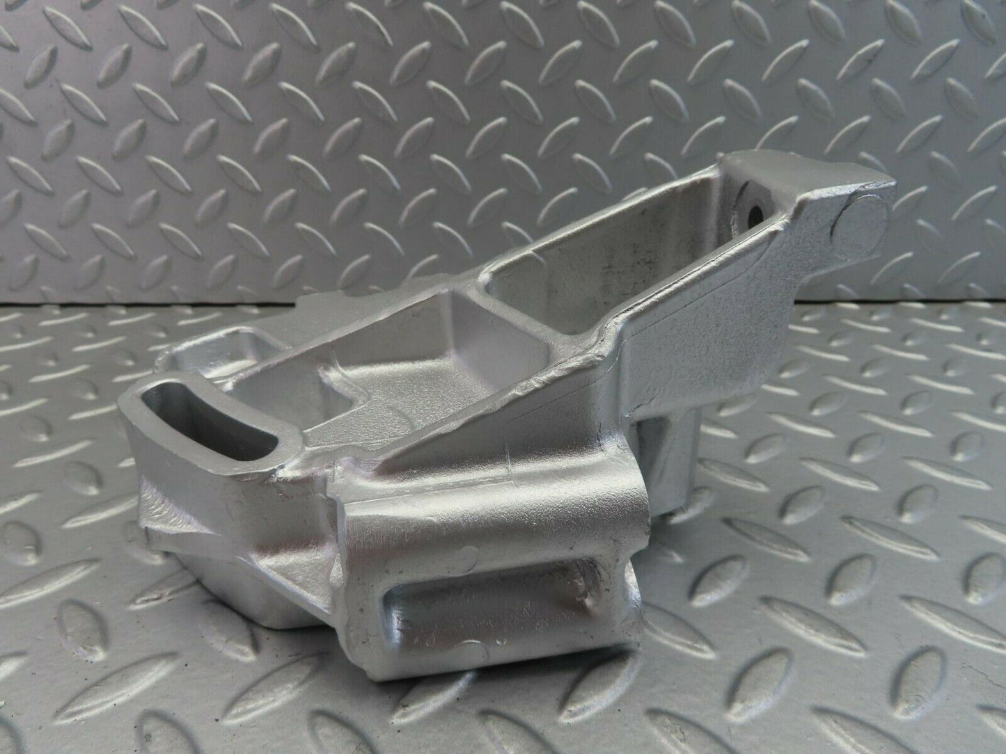 7548 Mercedes-Benz Power Steering Pump Bracket OM617
