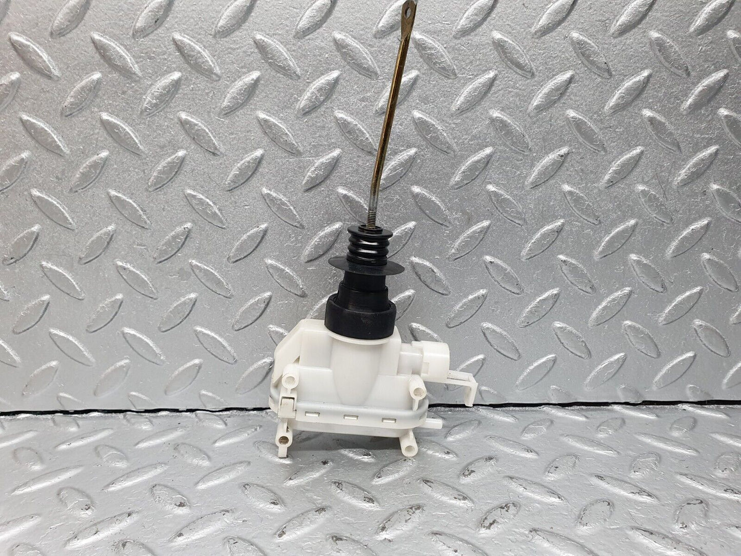 41009 Mercedes-Benz W126 300SE Front Right Door Lock Vacuum Actuator