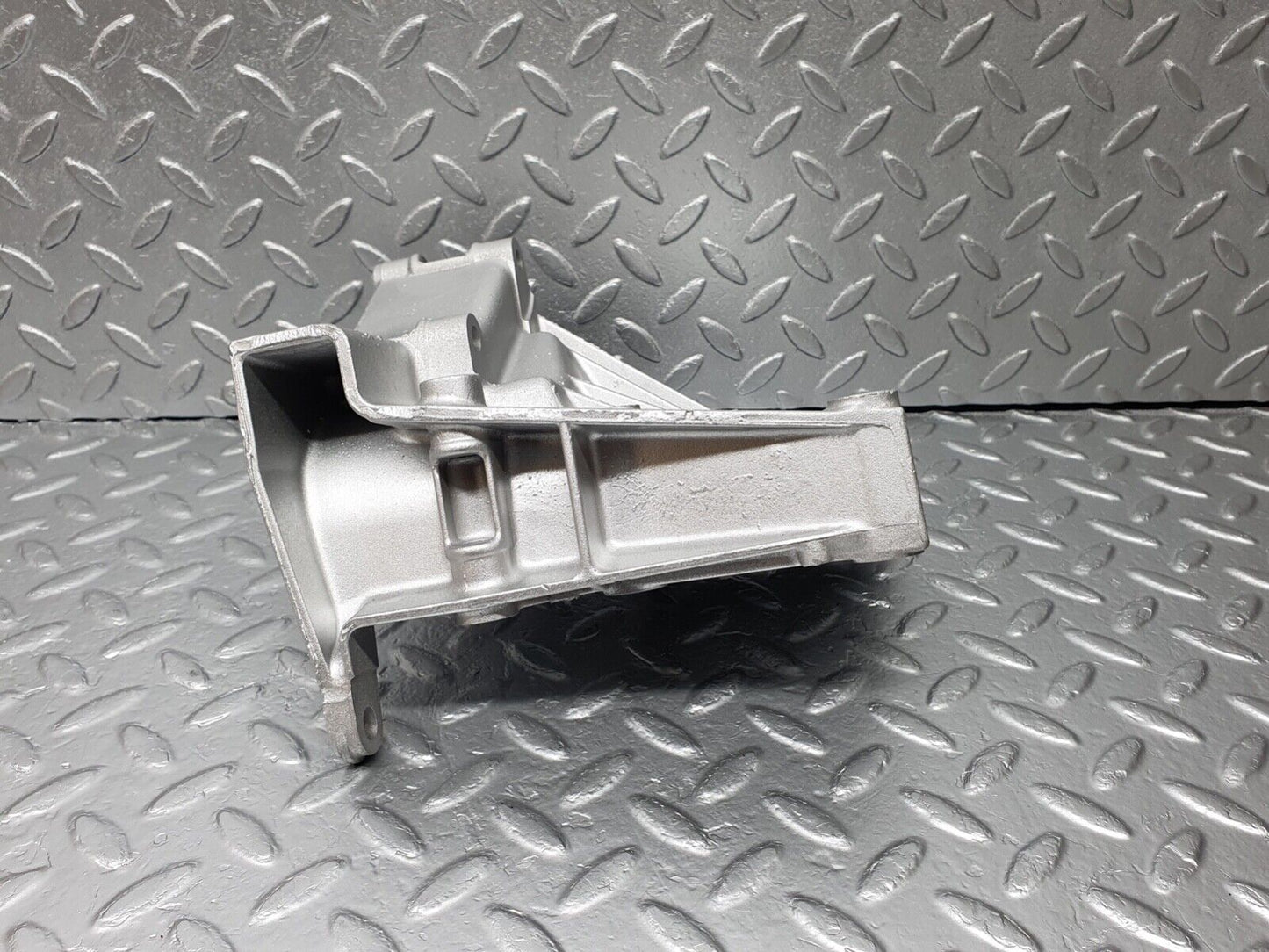42985 Mercedes-Benz W201 190 Power Steering Pump Bracket 1022361030