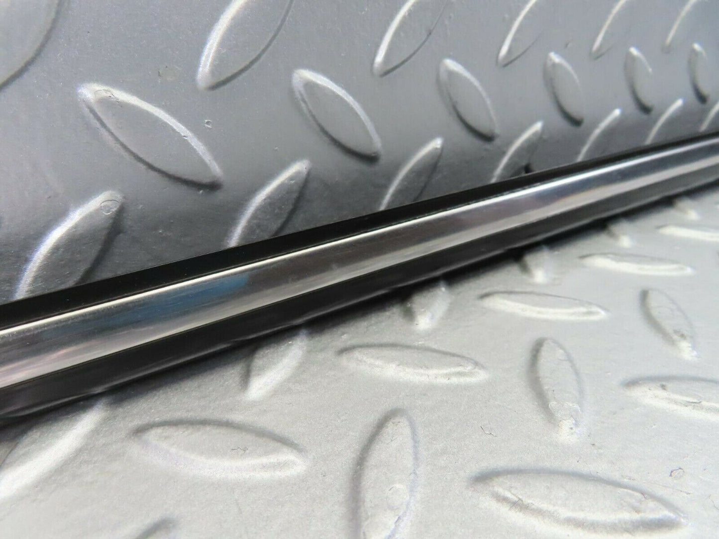 10258 Mercedes-Benz W123 Front Left Door Centre Moulding Trim