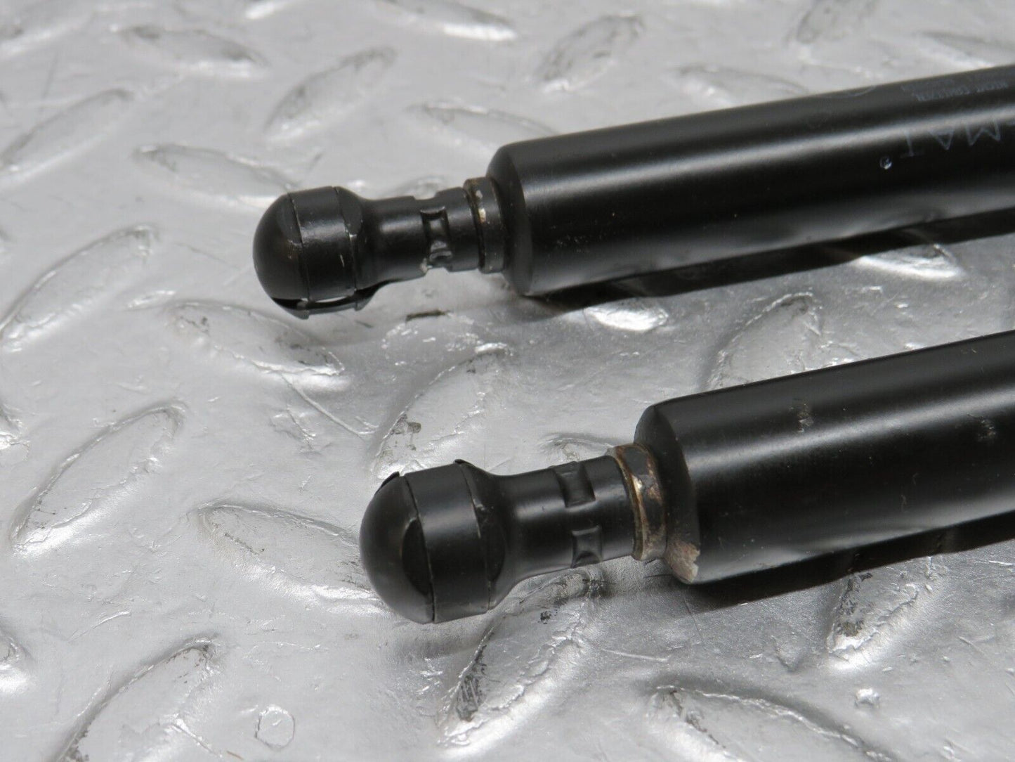 35032 Mercedes-Benz W210 320E Bonnet Gas Strut 2x 2108800429