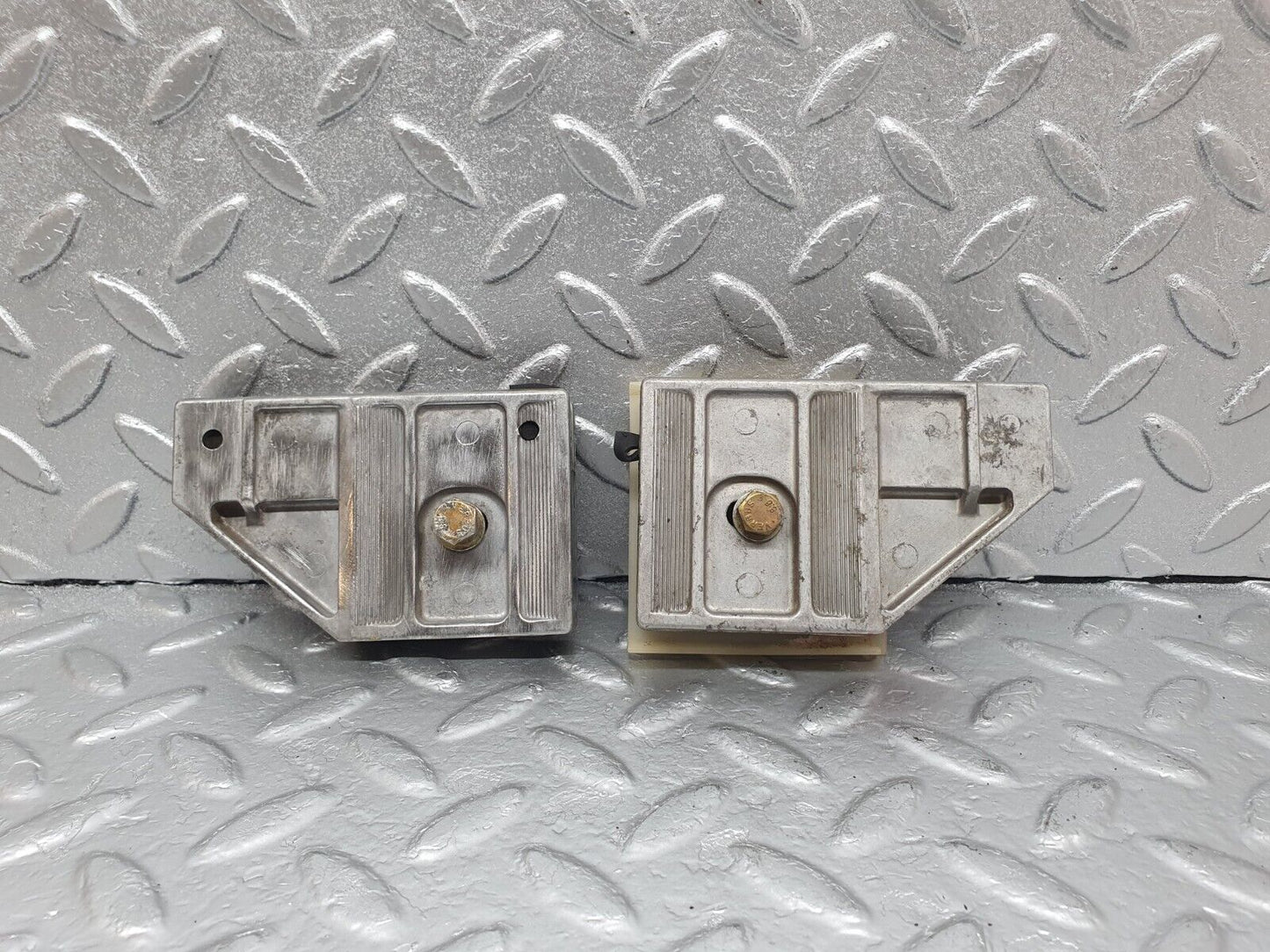 43581 Mercedes-Benz C126 380SEC Coupe Door Window Guide Bracket 1267250332