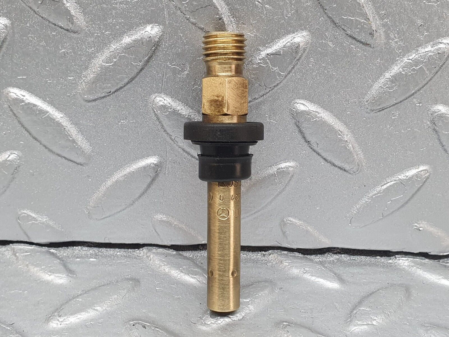 41037 Mercedes-Benz W126 300SE Fuel Injector Bosch 0000785623 0437502047