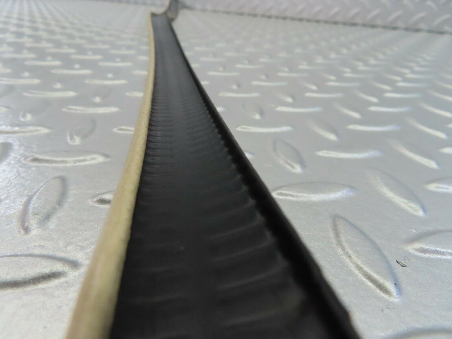 7279 Mercedes-Benz W116 450SE Front Right Door Seal Trim