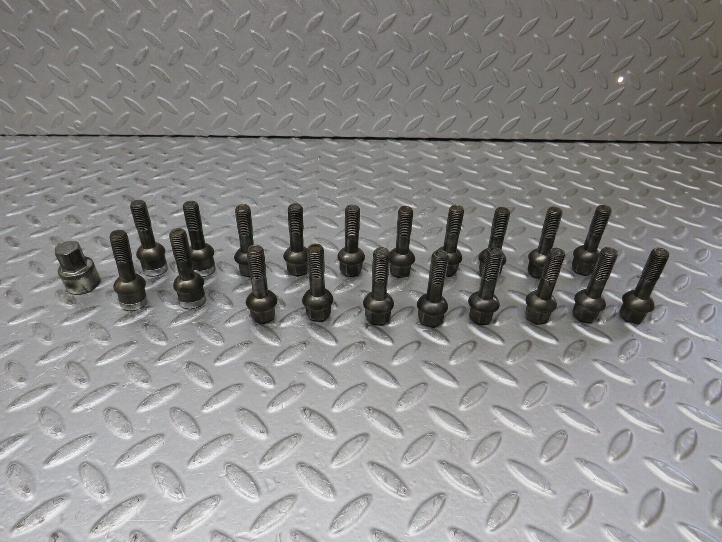 37998 Mercedes-Benz A124 Cabriolet Alloy Wheel Lug Bolt Set With Locking Bolts M12x1.5