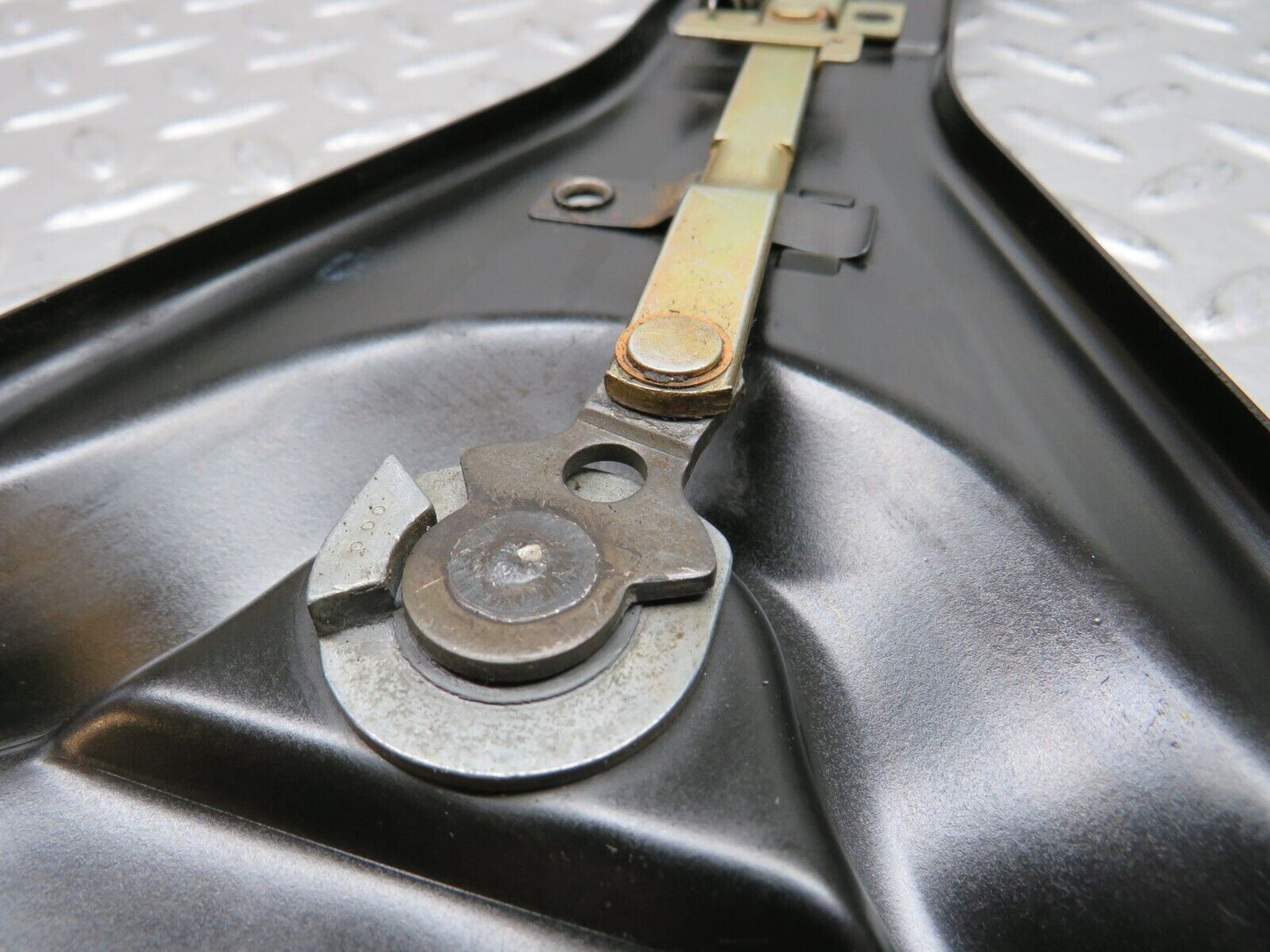 28468 Mercedes-Benz W123 240D Sunroof Manual Opener Mechanism