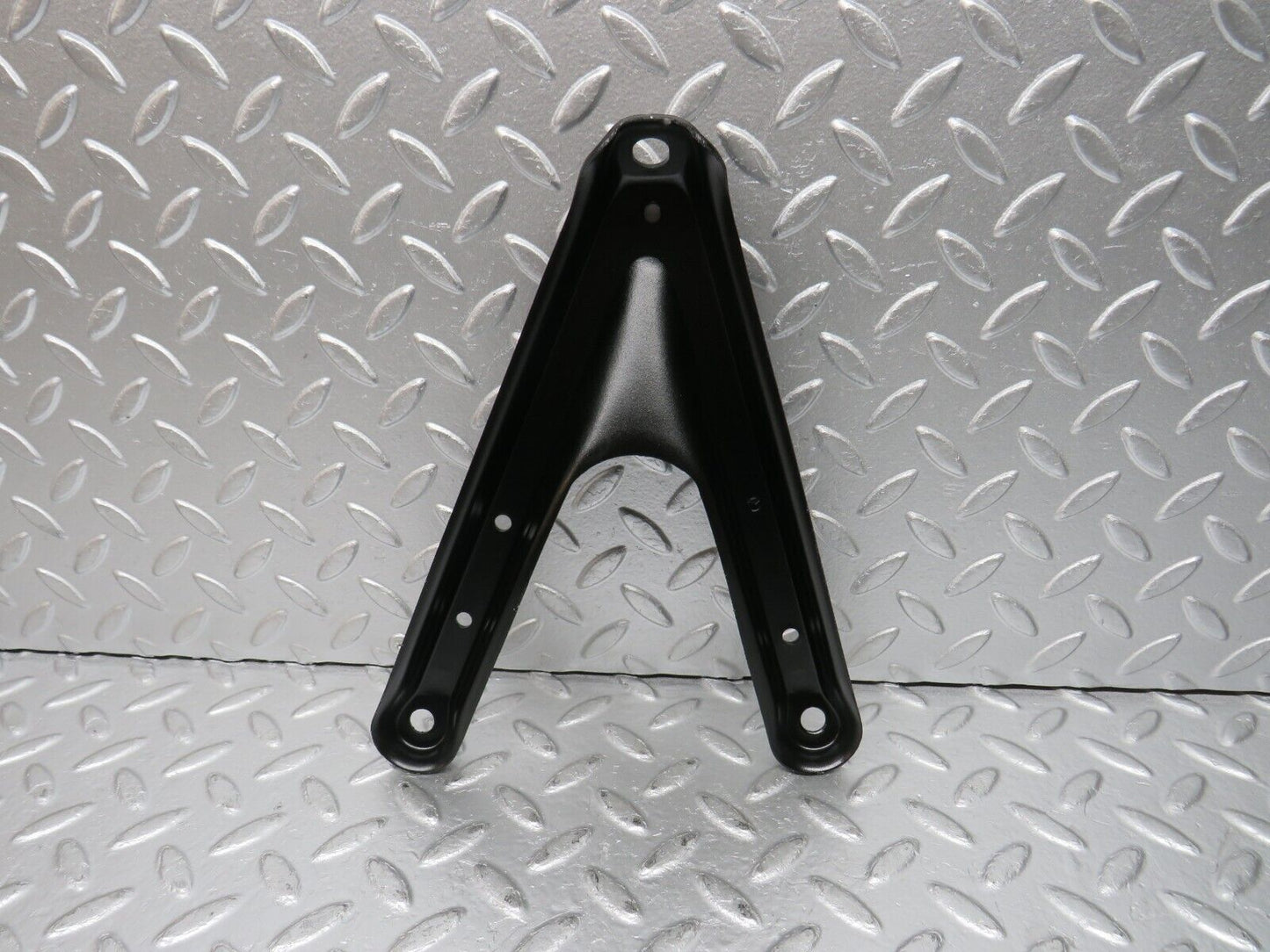 31472 Mercedes-Benz S124 220TE Wagon Air Intake Manifold Bracket