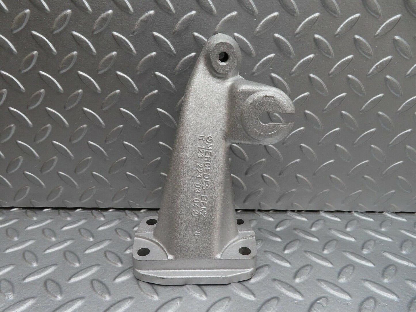 15973 Mercedes-Benz W123 280E Engine Mount Bracket Right Side 1232230304