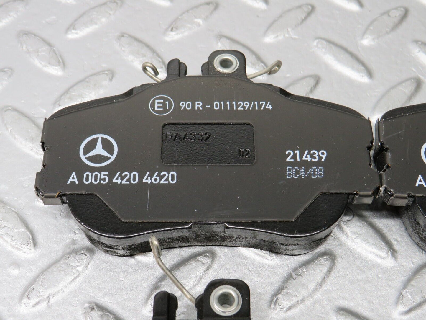 38203 Mercedes-Benz W202 Genuine Front Brake Pads New 0054204620