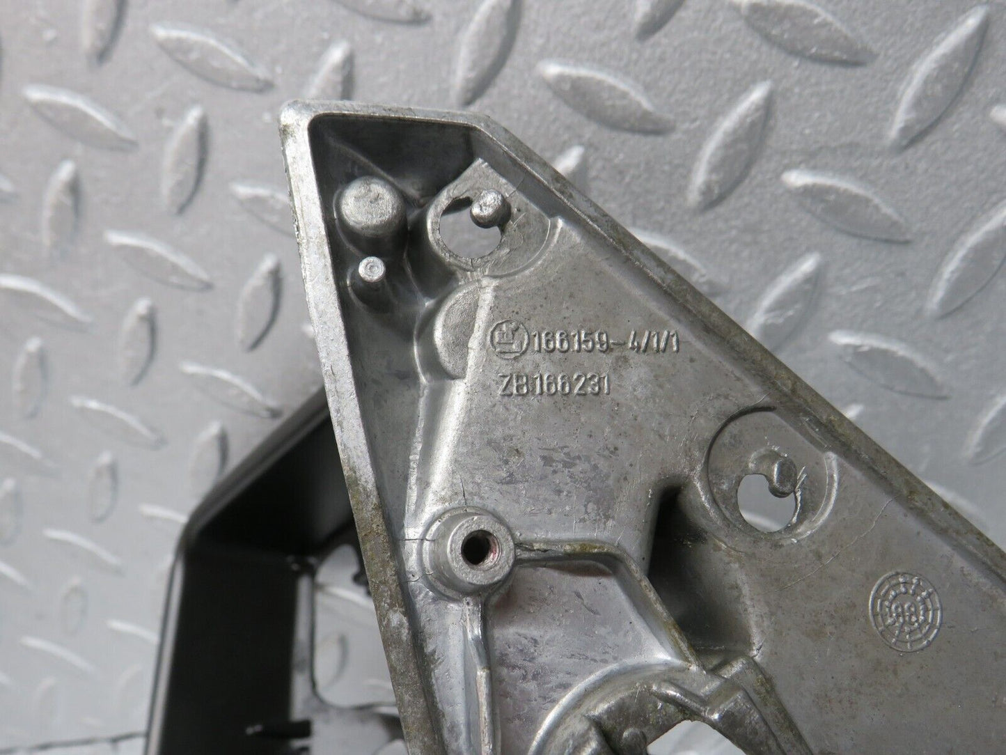 38200 Mercedes-Benz W201 190E 2.0L Wing Mirror Bracket With Frame Left 1248110541 1248110335