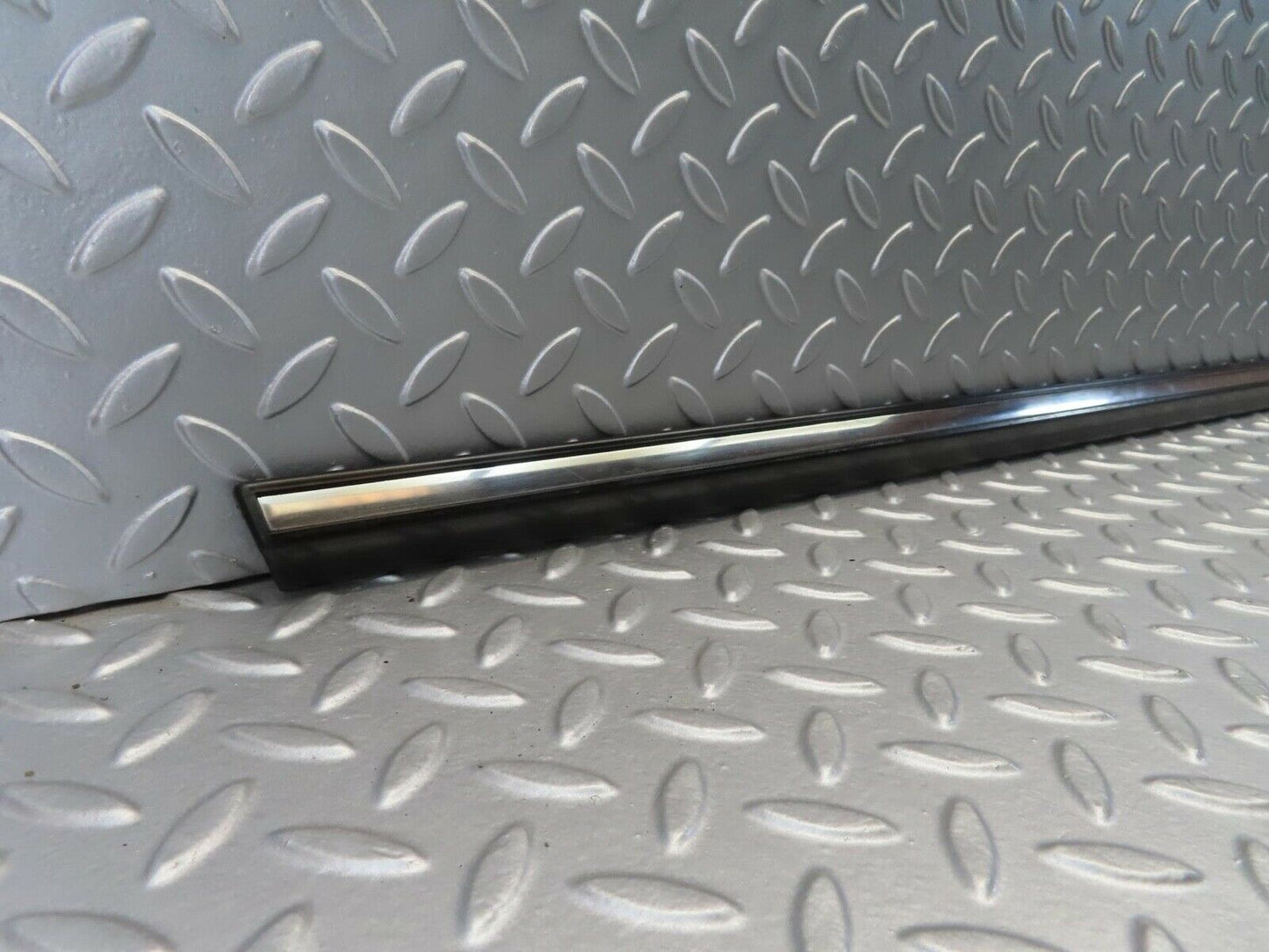 11044 Mercedes-Benz W123 Front Left Door Centre Moulding Trim