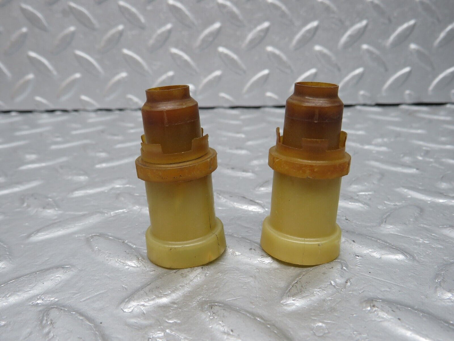 40171 Mercedes-Benz R107 350SL Coupe Fuel Injector Holder 2x