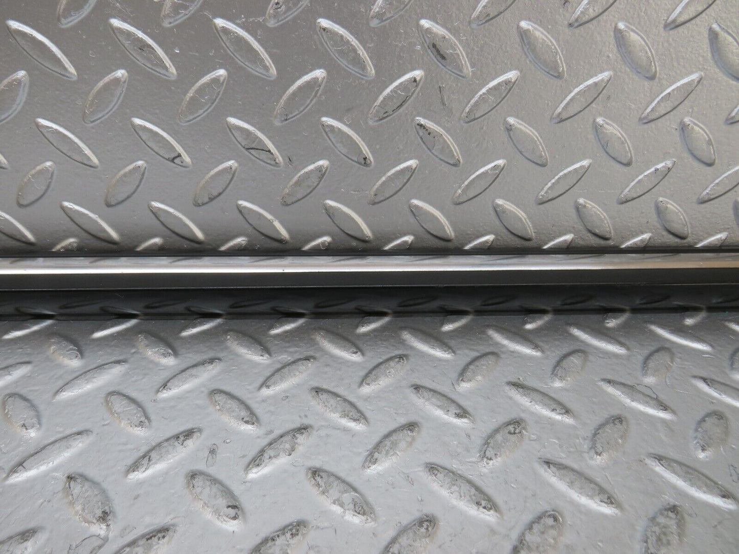 26080 Mercedes-Benz W116 450SE Front Left Door Centre Moulding Trim
