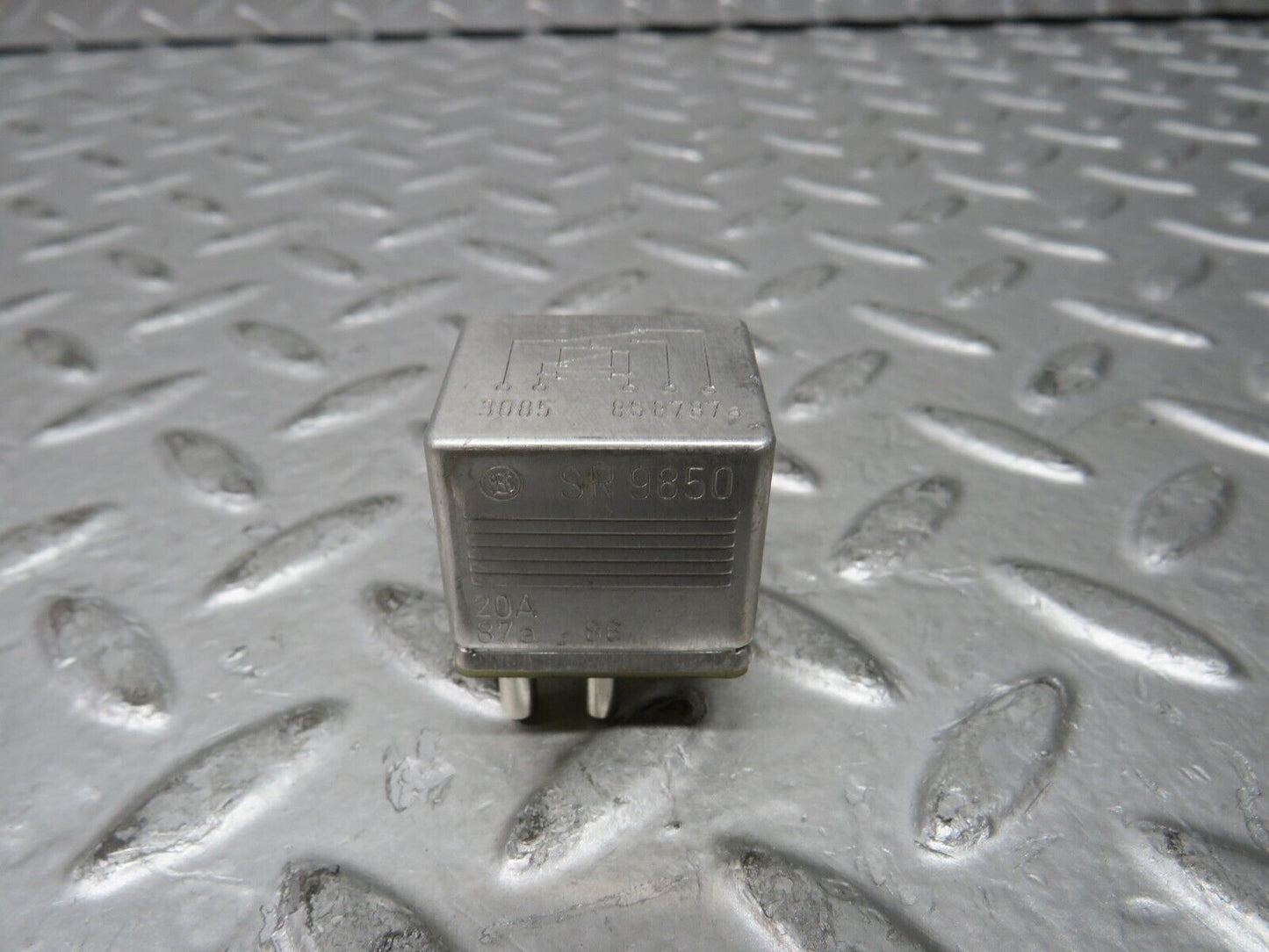 28666 Mercedes-Benz W123 230E Multi Purpose Relay 0015420219
