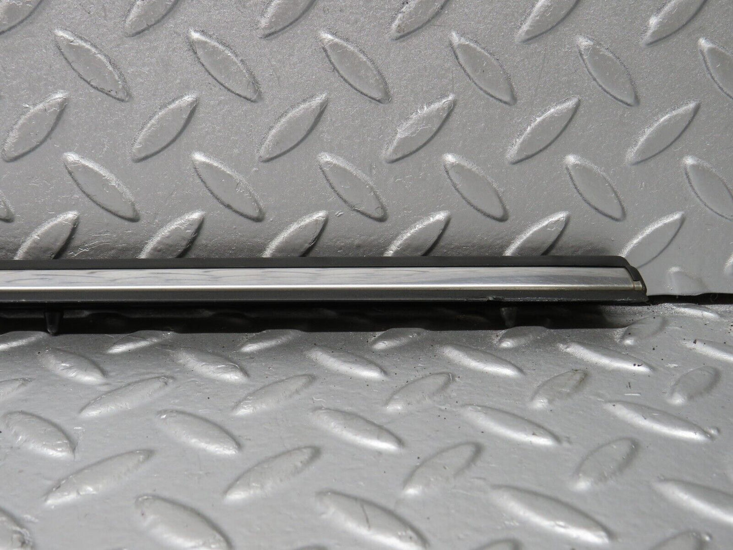 40640 Mercedes-Benz W123 300D Rear Right Door Centre Moulding Trim