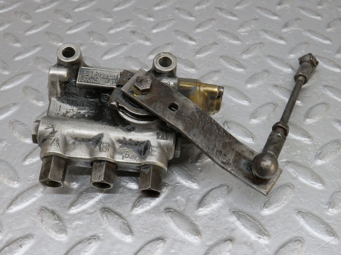 37548 Mercedes-Benz W109 300SEL Air Suspension Leveling Valve Bosch