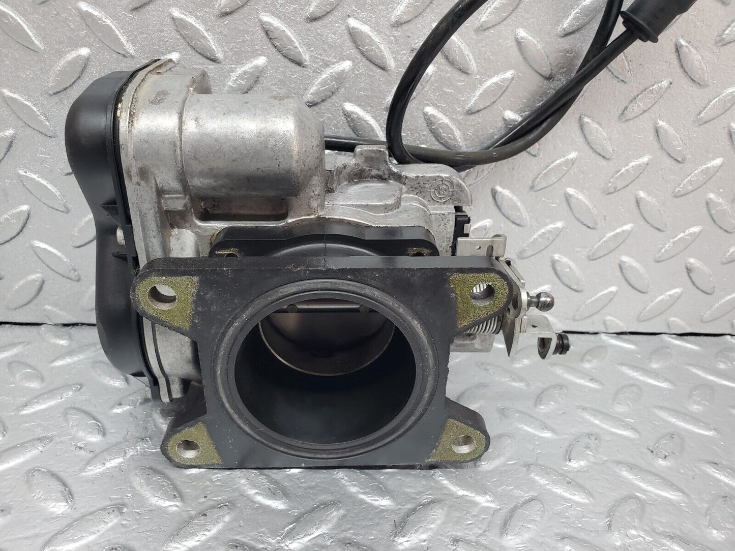 44844 Mercedes-Benz W124 220E Throttle Body Valve 1111400144
