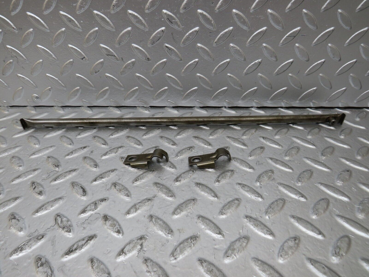 26093 Mercedes-Benz W123 200 Camshaft Oil Tube