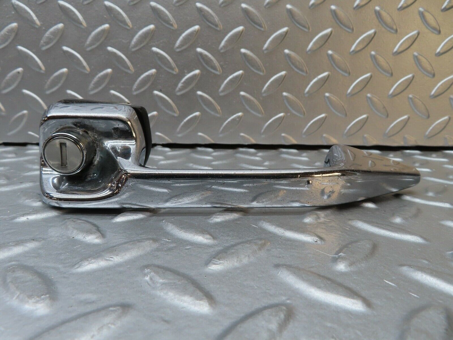 20836 Mercedes-Benz W114 250CE Coupe Door Handle Left No Key 1157660101