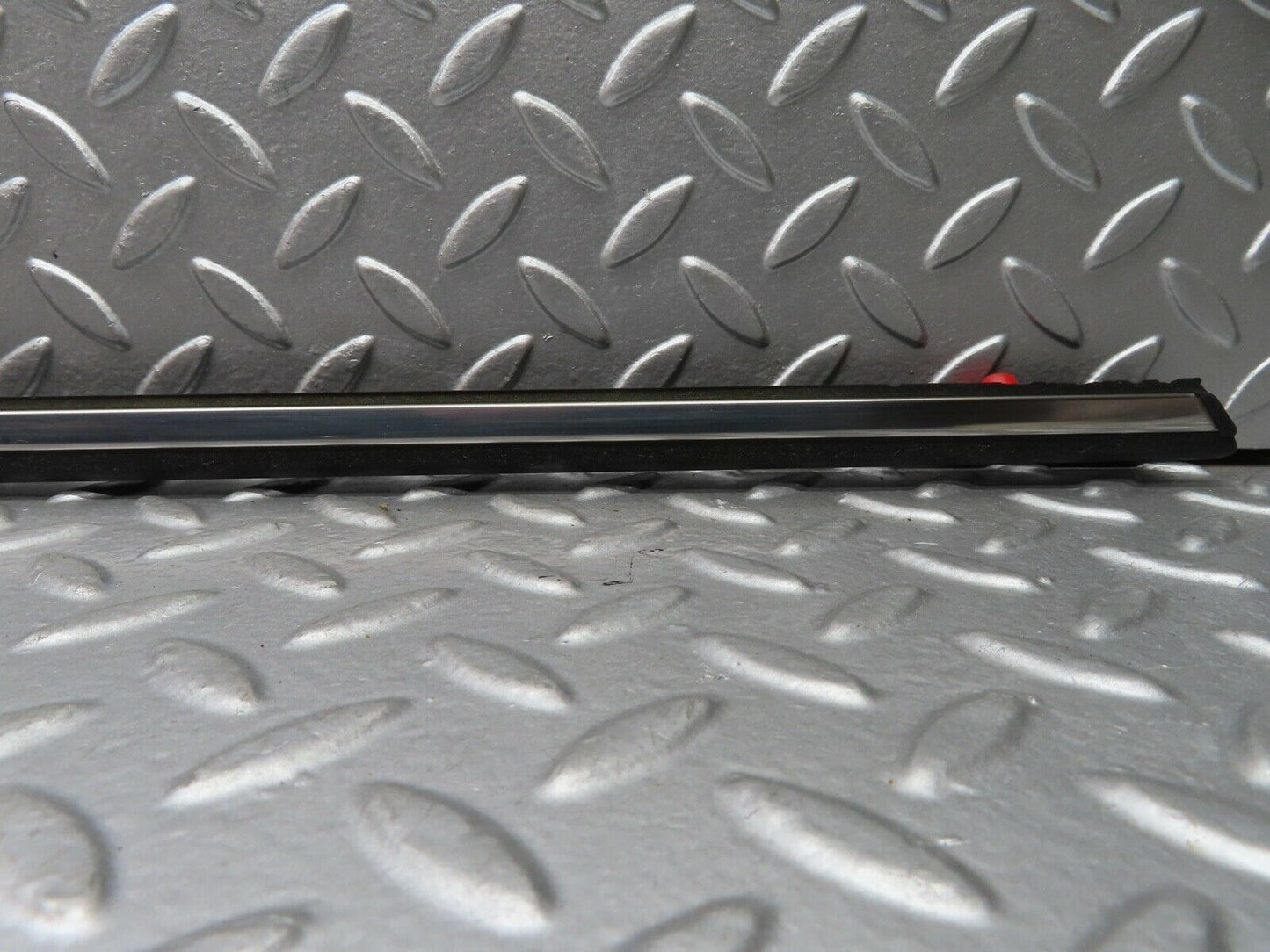 21102 Mercedes-Benz W123 230E Front Left Fender Wing Centre Moulding Trim