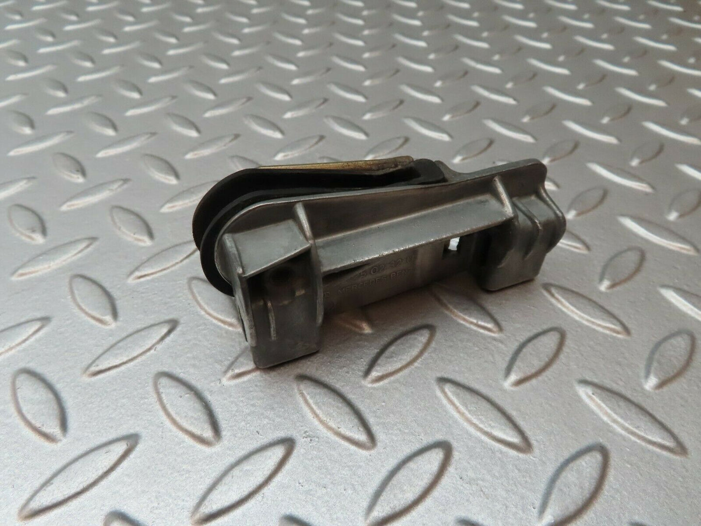 4137 Mercedes-Benz C123 280CE Fixing Clip To The Door Glass 1237250232