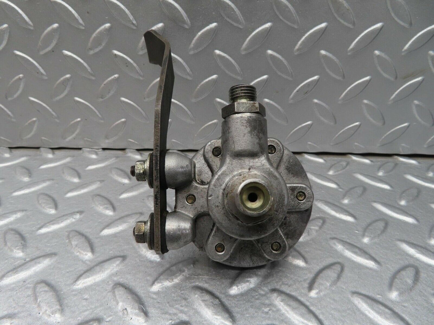 12812 Mercedes-Benz W111 220SE Oil Pressure Damper